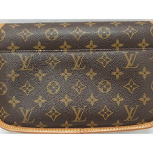Load image into Gallery viewer, Louis Vuitton Sologne crossbody bag
