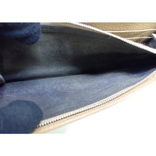 Load image into Gallery viewer, Gucci Soho wallet Calfskin Chain Camelia
