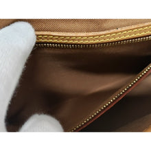 Load image into Gallery viewer, Louis Vuitton Sologne crossbody bag
