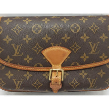 Load image into Gallery viewer, Louis Vuitton Sologne crossbody bag
